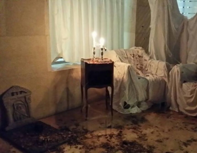  Lápide na sala 